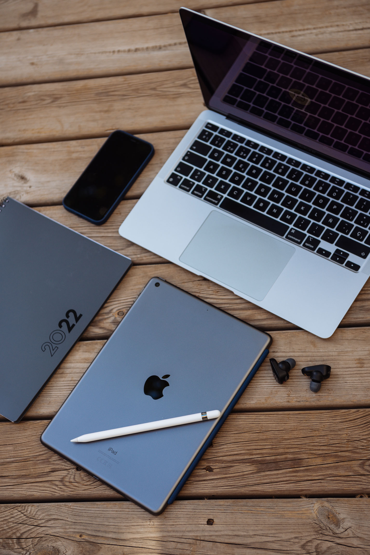 Ismael Marin's equipment for work: his Macbook, iPad, Apple Pencil, AirPods and iPhone, ready to assist you